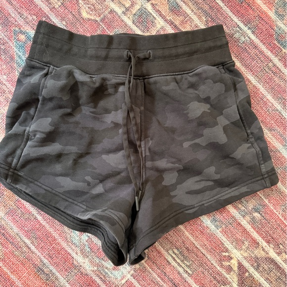 Lululemon scuba high rise black camo shorts size 4 great condition - Picture 1 of 2